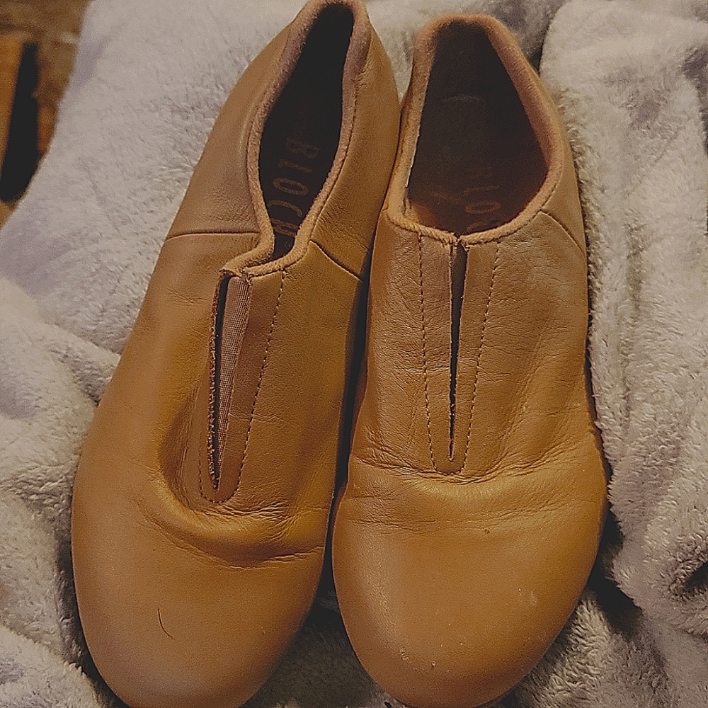 I am selling dance shoes aka Tap shoes 👞